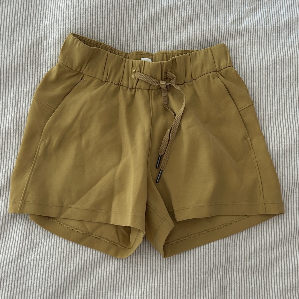 Lululemon on the Fly Woven Mid-Rise Short 2.5"